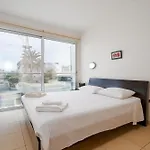 Coralli Stylish 1 Bedroom Apartment *
